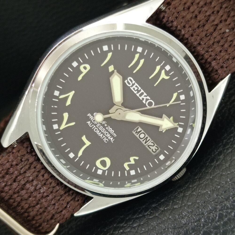 Vintage 1976 Seiko Automatic Mens Silver Watch W/daydate & Green accents